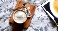 CHALO Vanilla Chai Latte - Indische Vegan Chai - Zwarte Assam Thee - 25 Porties/ 300GR -Drank Winkel 1200x657 1