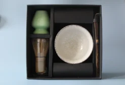 Premium Matcha Set - 5 Delige Matcha Cadeauset - Bamboo Klopper - Met Instructies - 100 Gram Matcha -Drank Winkel 1200x821 1