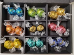 Chocolade Ballen Proeverij Pakket | Chocolade Pakket Met 9 Verschillende Chocolade Smaken Lindt Chocolade Met Mystery Card 'Save The Date' (met Persoonlijke Videoboodschap) | Cadeaupakket | Feestdagen Box | Chocolade Cadeau | Valentijnsdag -Drank Winkel 1200x899 4