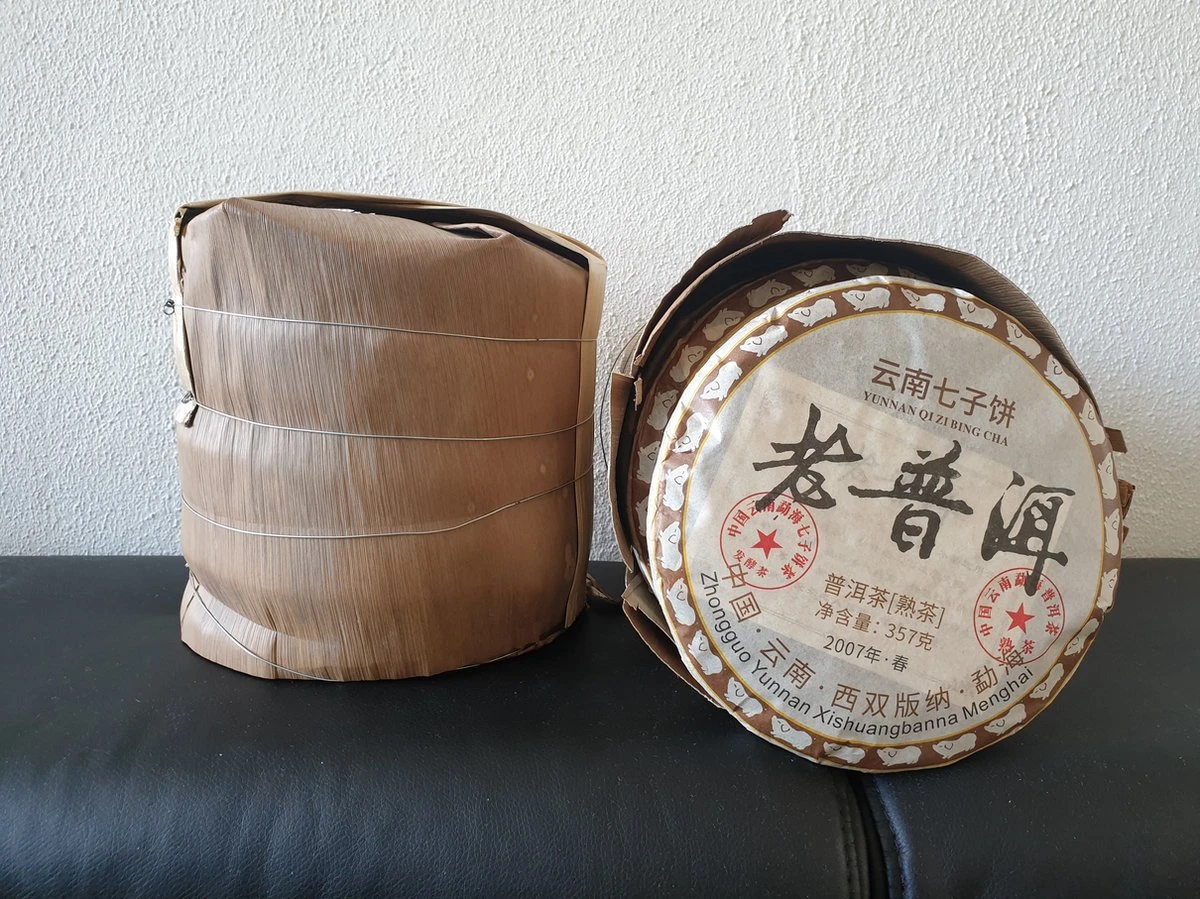 Chinese Zwarte Thee - Yunnan Pu'er Cake - 10+ Jaar Gerijpt - Inclusief Standaard En Theemes - 357 Gram 1 Chinese Zwarte Thee - Yunnan Pu'er Cake - 10+ Jaar Gerijpt - Inclusief Standaard En Theemes - 357 Gram