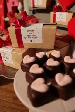 Cho-lala Doosje Bonbons "je Bent Om Op Te Eten" | Chocoladecadeau | 250 Gram Bonbons | Liefde | Valentijn | Love | Harten Chocolade 9 Cho-lala Doosje Bonbons "je Bent Om Op Te Eten" | Chocoladecadeau | 250 Gram Bonbons | Liefde | Valentijn | Love | Harten Chocolade -Drank Winkel 799x1200 2