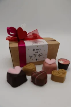 Cho-lala Doosje Bonbons "je Bent Om Op Te Eten" | Chocoladecadeau | 250 Gram Bonbons | Liefde | Valentijn | Love | Harten Chocolade 10 Cho-lala Doosje Bonbons "je Bent Om Op Te Eten" | Chocoladecadeau | 250 Gram Bonbons | Liefde | Valentijn | Love | Harten Chocolade -Drank Winkel 799x1200 3