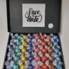Chocolade Ballen Proeverij Pakket | Chocolade Pakket Met 9 Verschillende Chocolade Smaken Lindt Chocolade Met Mystery Card 'Save The Date' (met Persoonlijke Videoboodschap) | Cadeaupakket | Feestdagen Box | Chocolade Cadeau | Valentijnsdag